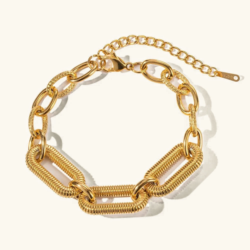 Klara – Gouden armband met een smal patroon.