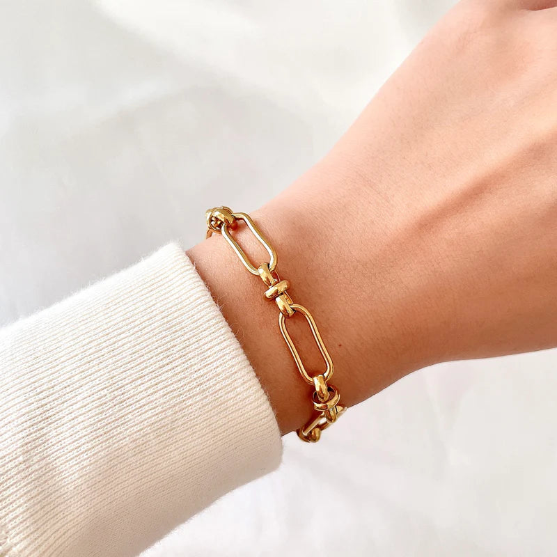 Marisa – Gouden armband met een fijne dubbele structuur.