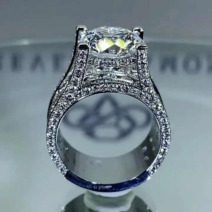 Jasmin – Ring met een uitzonderlijk glanzende diamant in vintage-lijst