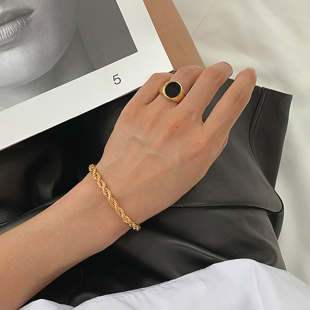 Lena – Gouden Armband met Fijn Vlechtontwerp