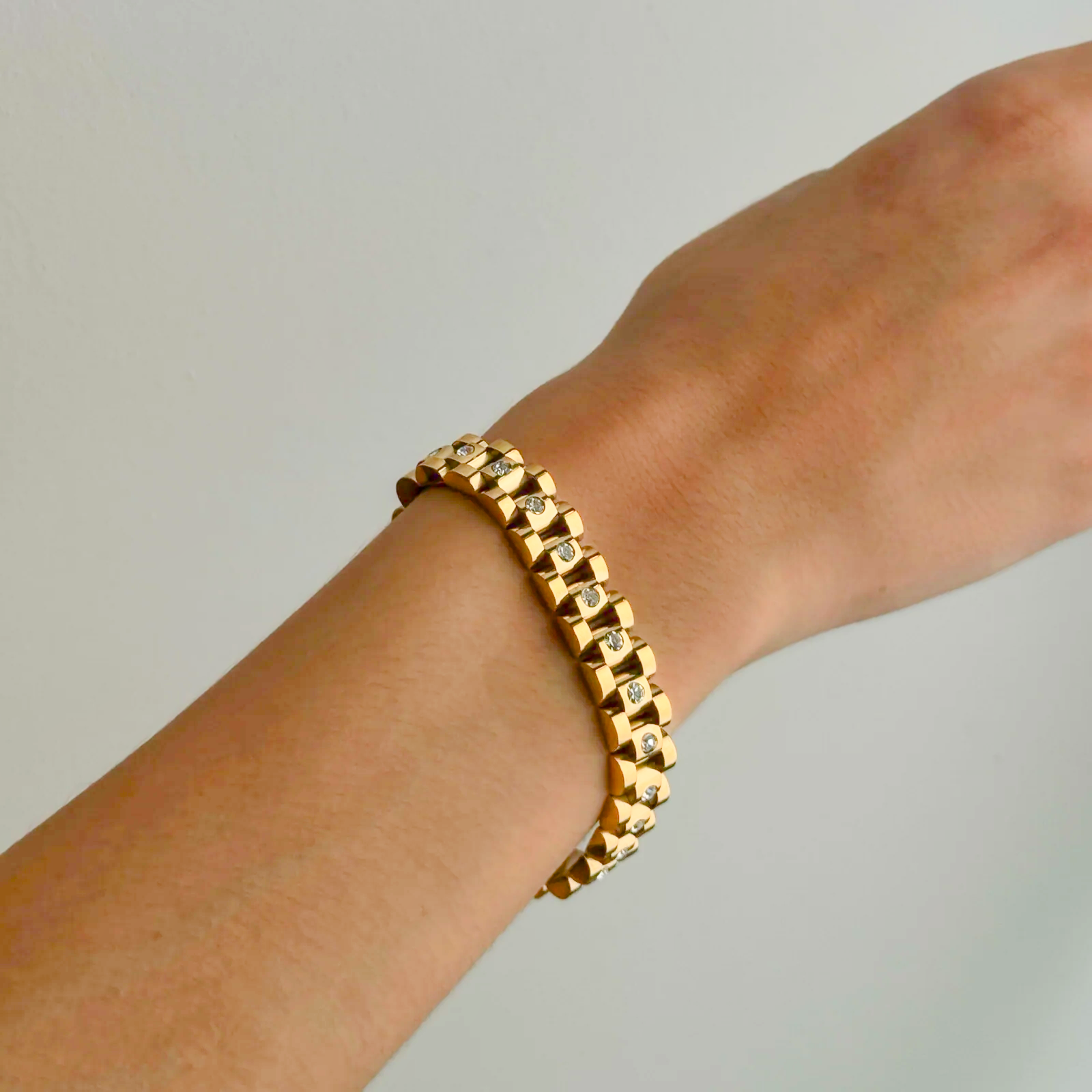 Amira – Gouden armband met een dikke kettingstructuur.