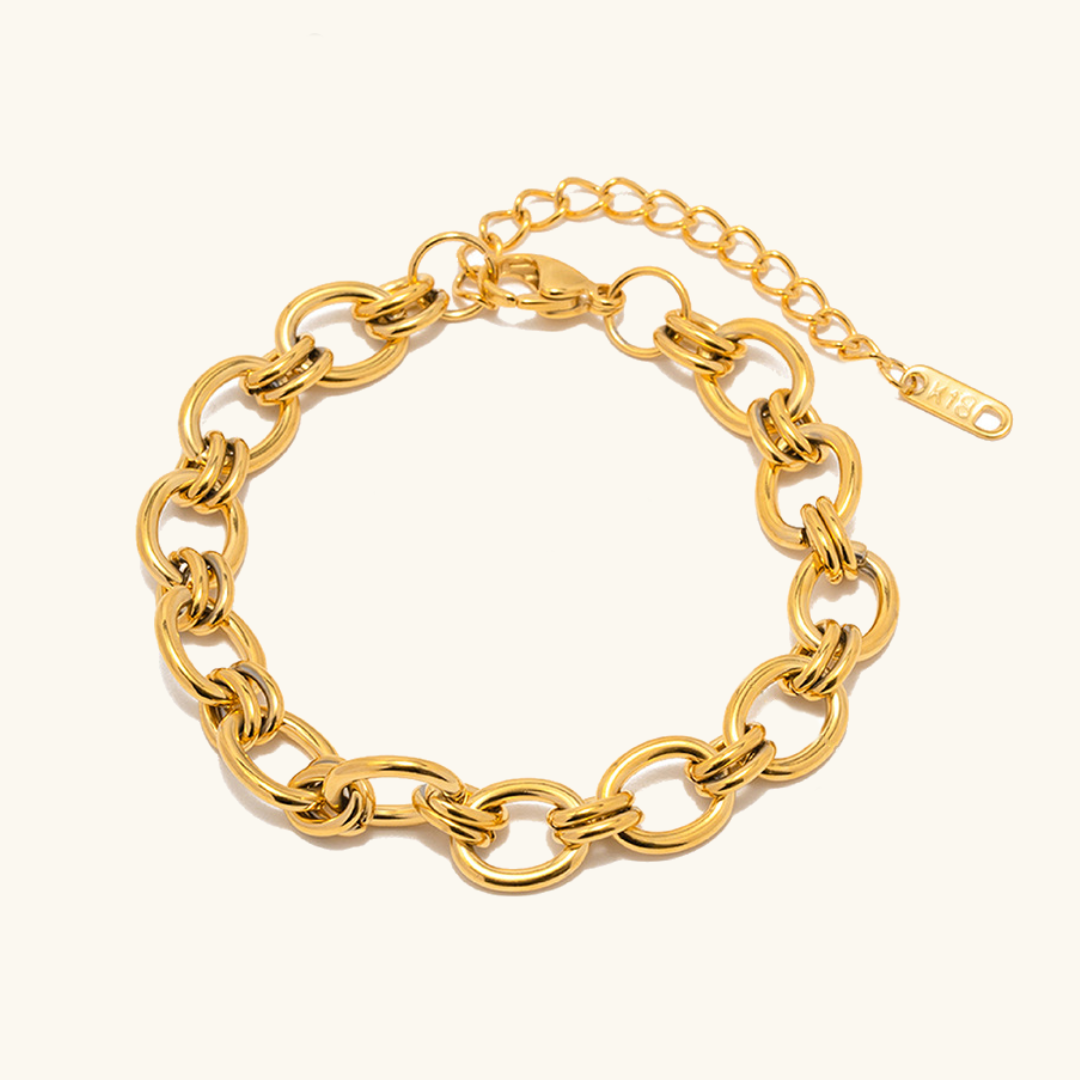 Johanna – Dunne gouden armband met charm-details.
