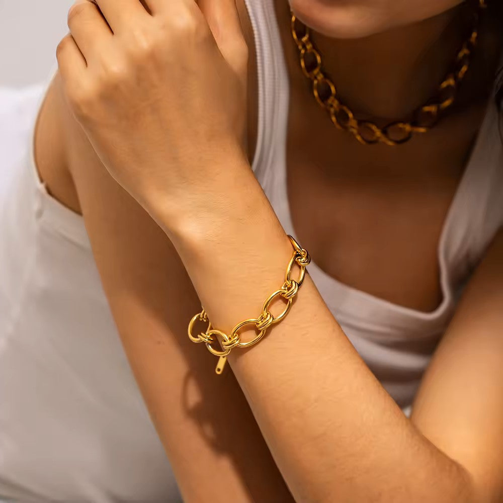 Johanna – Dunne gouden armband met charm-details.
