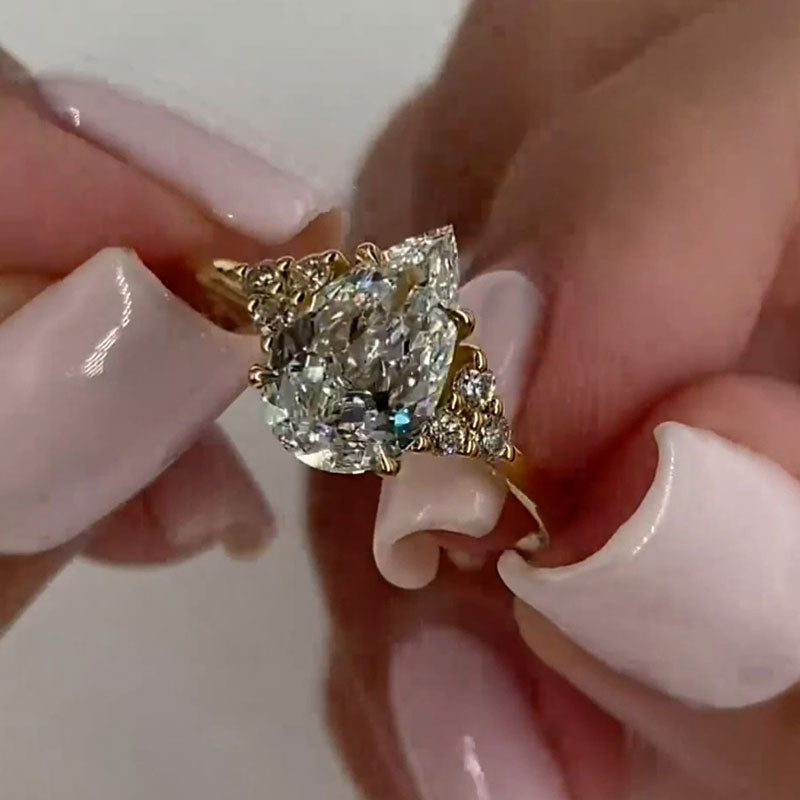 Klarissa – Ring met diamant in druppelvorm met gouden afwerking.