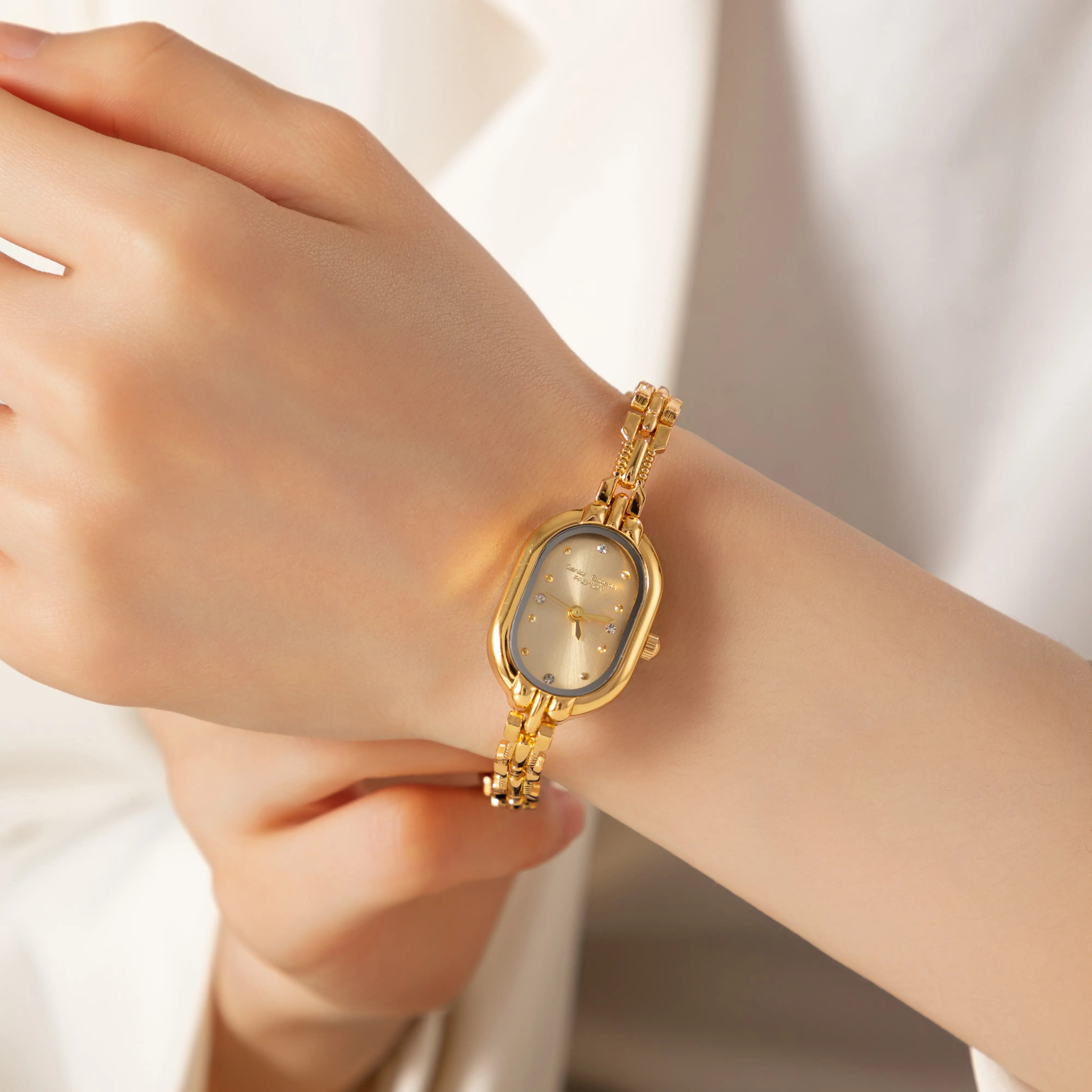 Viktoria – Gouden horloge met een ovale wijzerplaat.