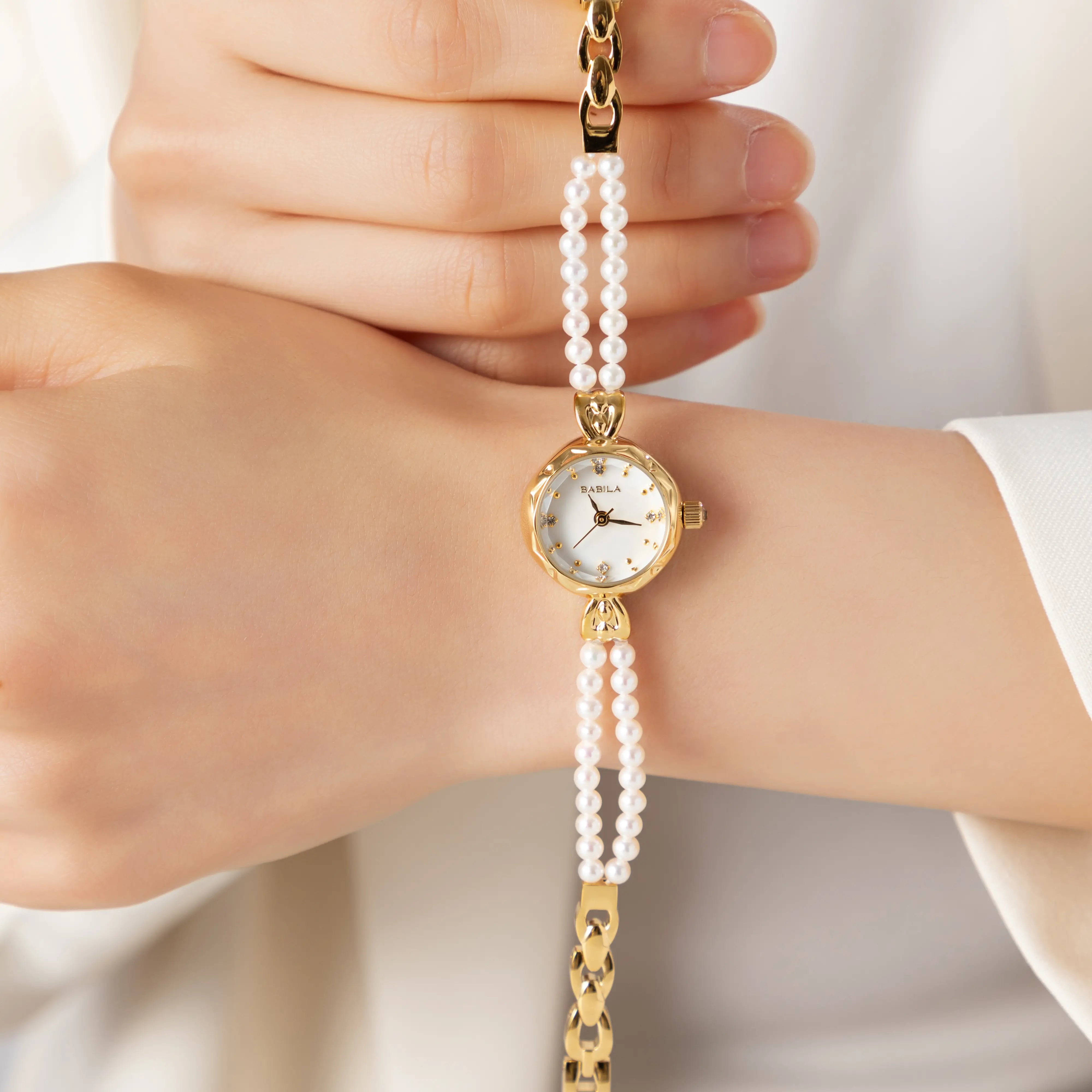 Johanna – Gouden Armband met Kristallen Frame.