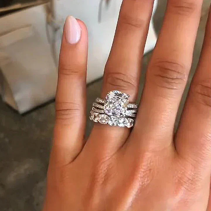 Iris – Ring met diamant en ovale steen.