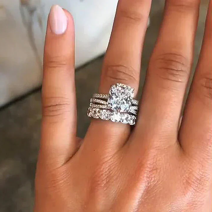 Iris – Ring met diamant en ovale steen.