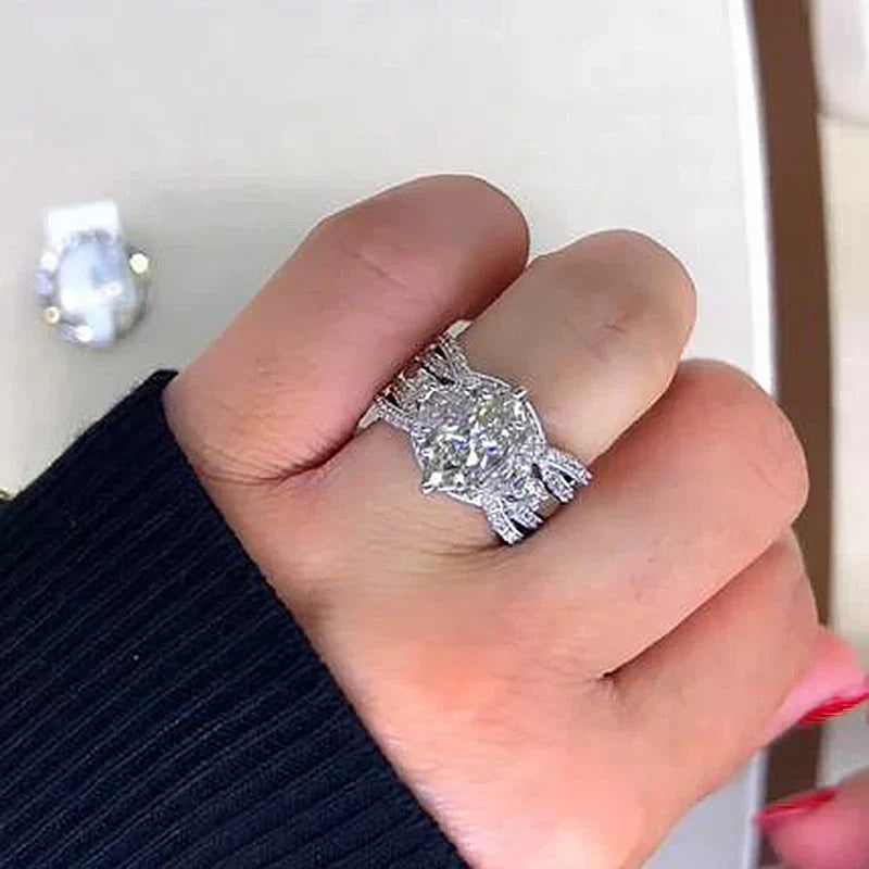 Emilia – Ring met een stralende diamant en rechthoekige slijping.