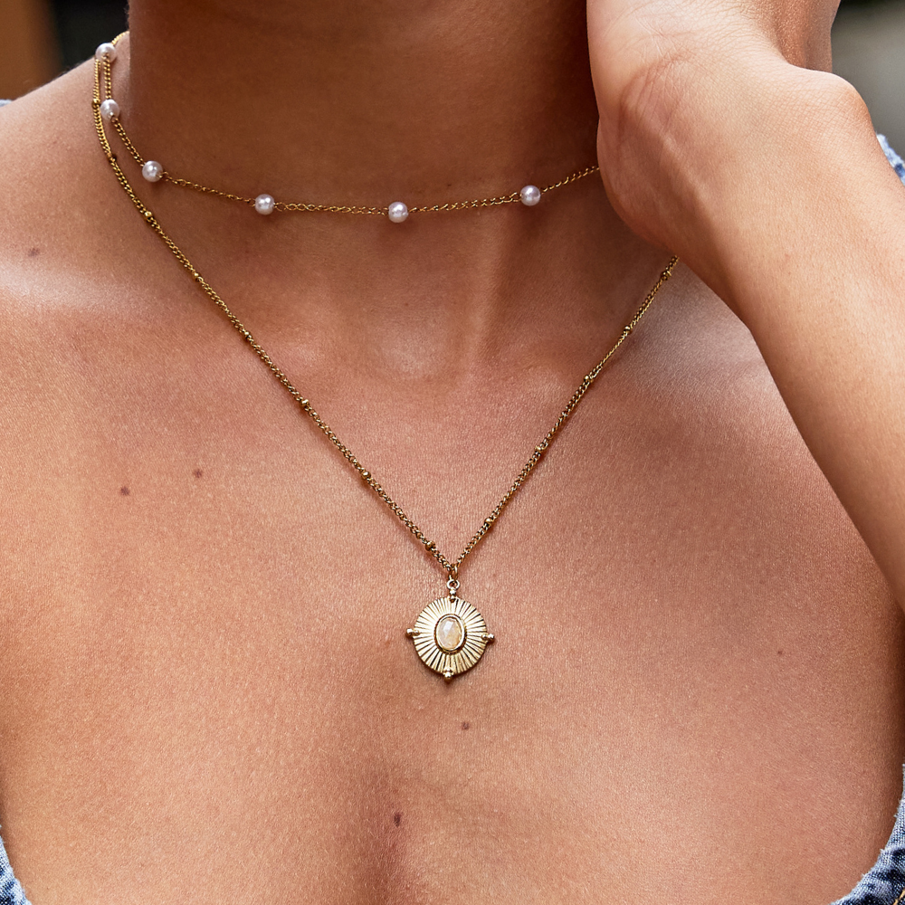 Annika – Slimme Gouden Ketting met Vierkante Hangende Detail.