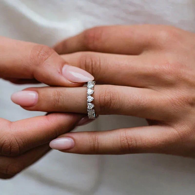 Fiona – Diamantring met een fijne, glinsterende rand.