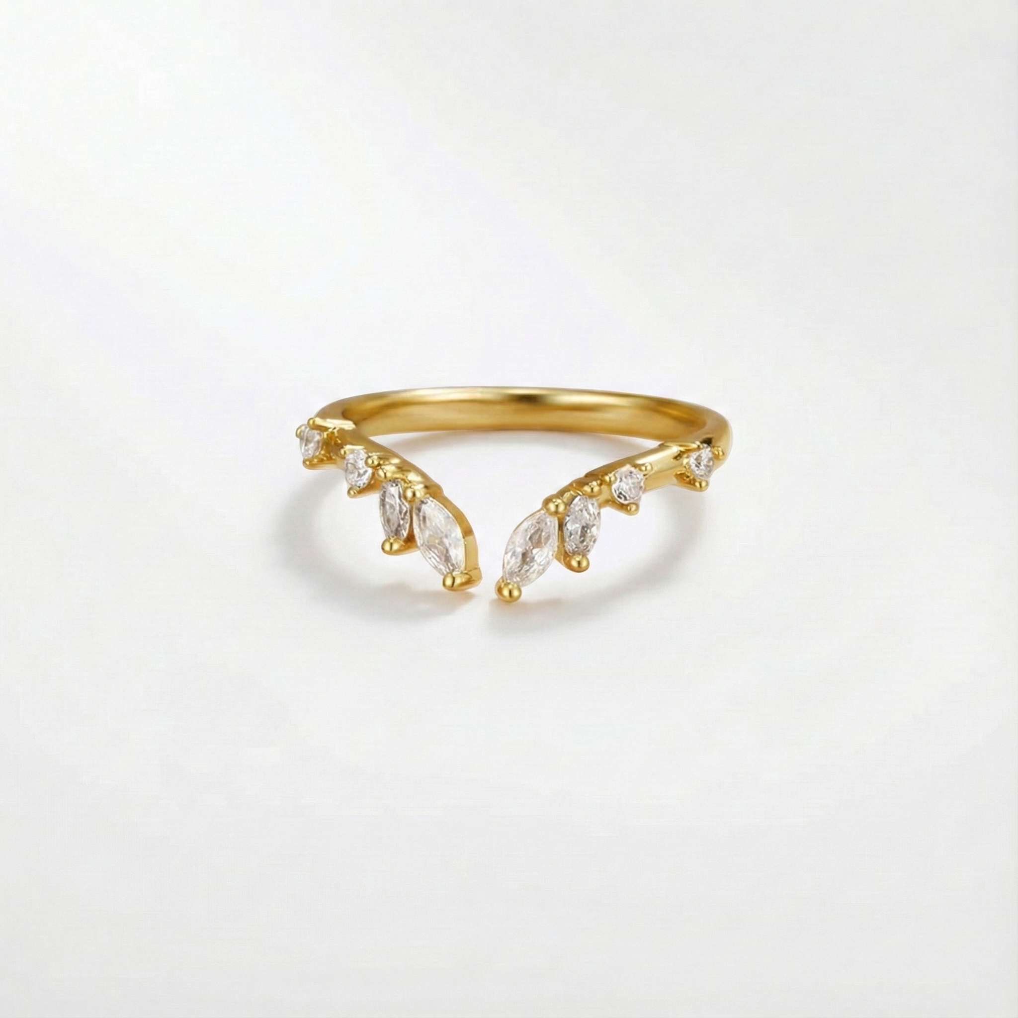 Johanna – Gouden ring met een open en golvende vorm.