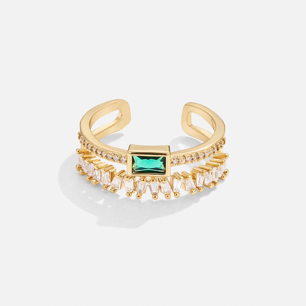 Sabina – Gouden ring met groene smaragd details.