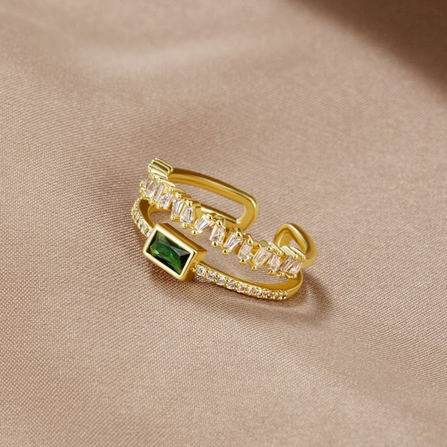Sabina – Gouden ring met groene smaragd details.