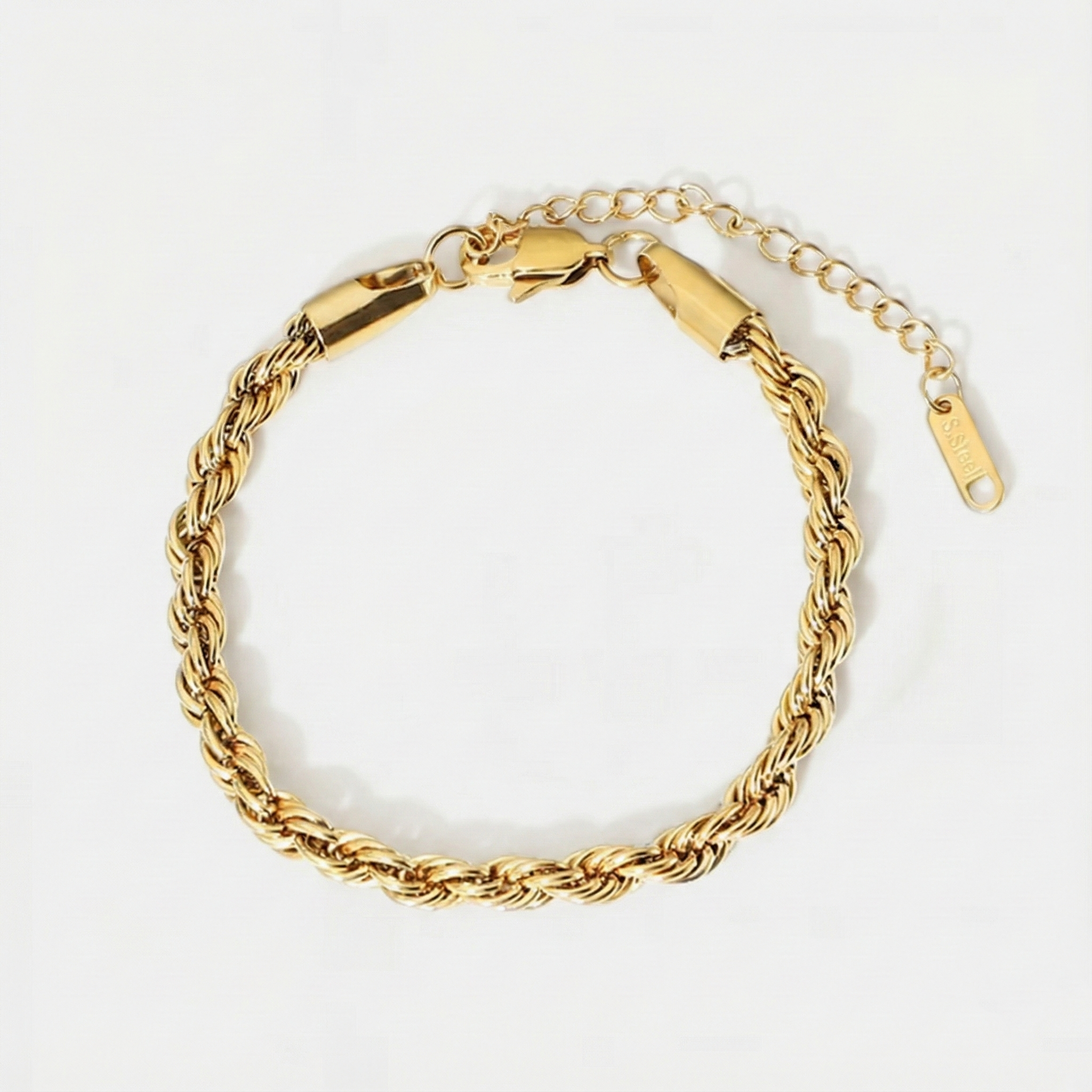 Lena – Gouden Armband met Fijn Vlechtontwerp