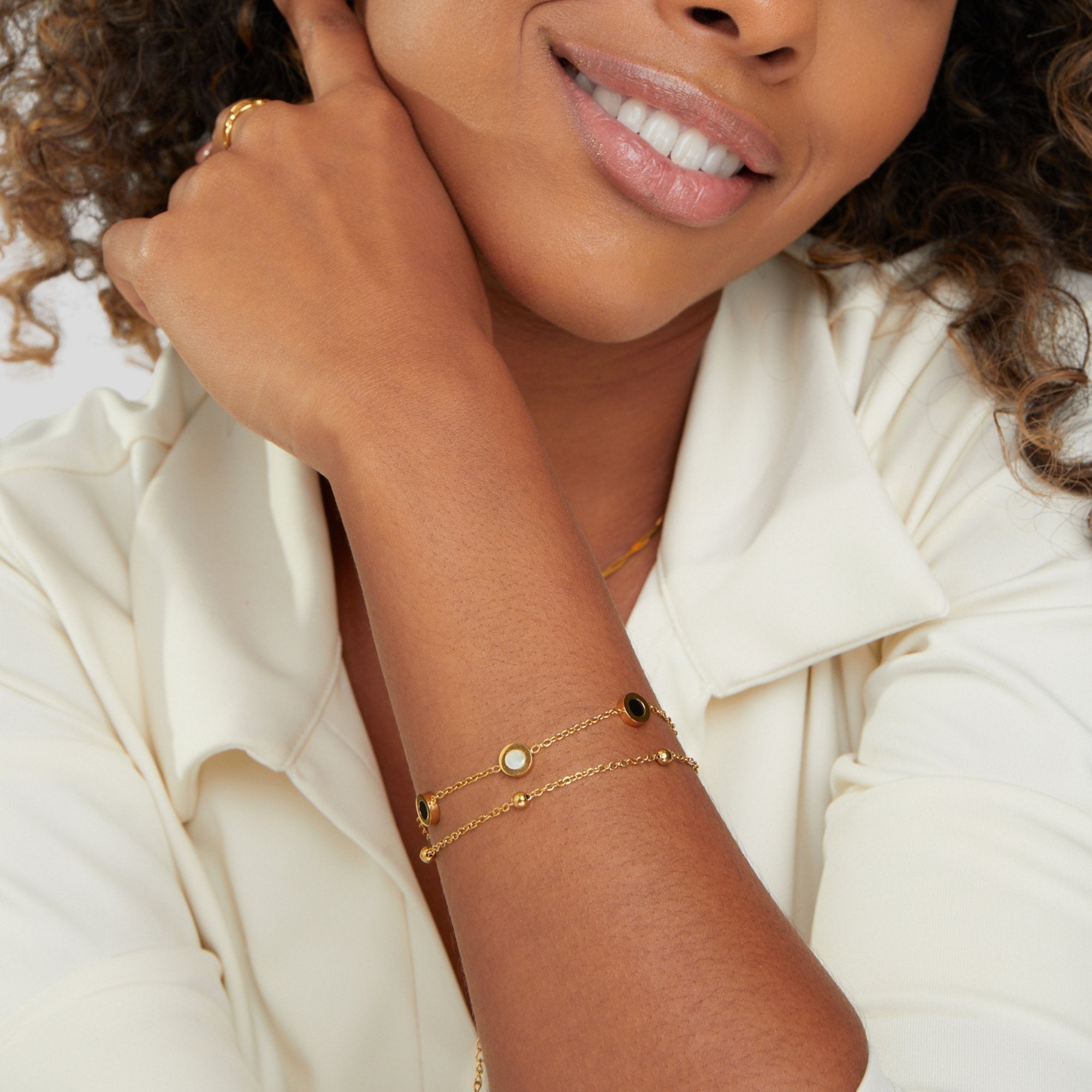 Carla – Gouden armband met zachte ronde contrasterende elementen.