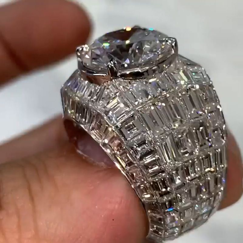 Anna-Lena – Ring met een ronde geslepen zilverdiamant.