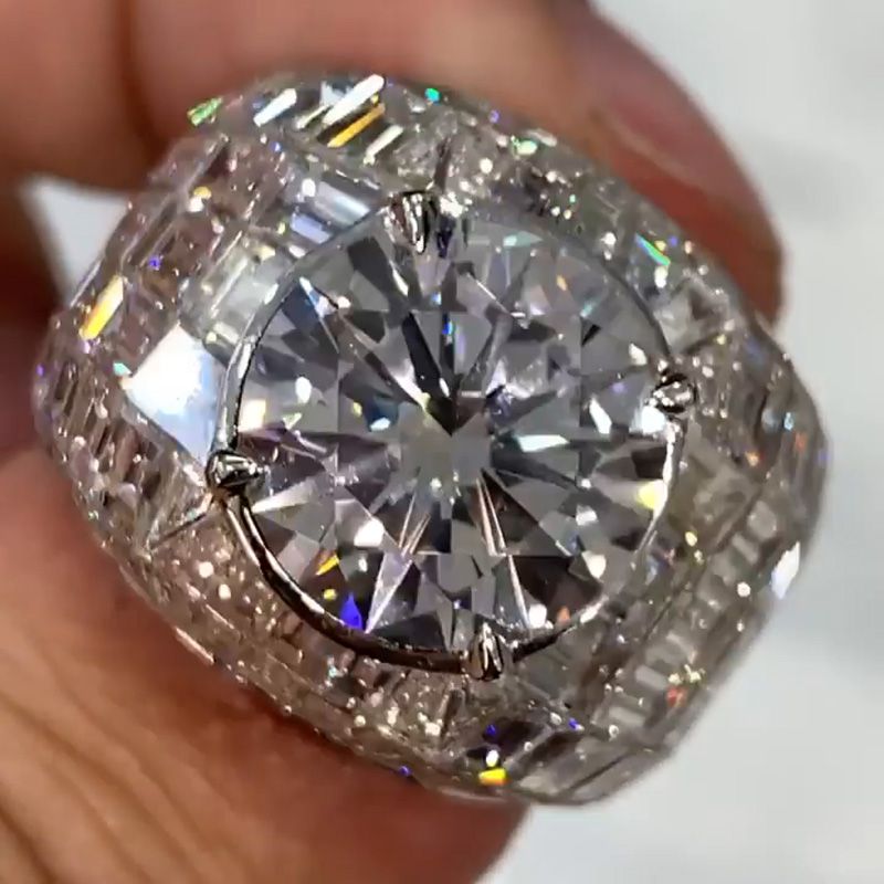 Anna-Lena – Ring met een ronde geslepen zilverdiamant.