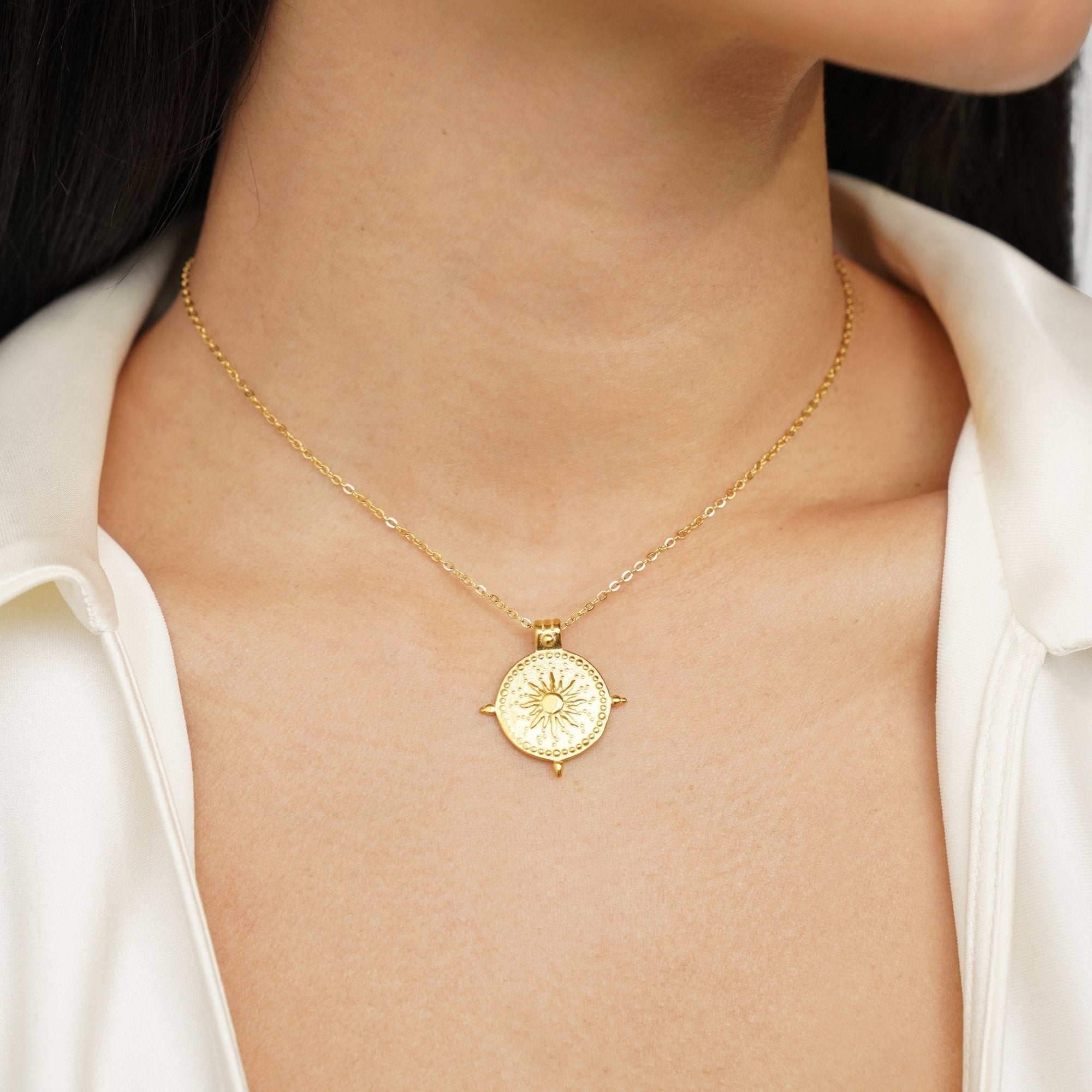 Anna – Geometrische gouden ketting met textuur.