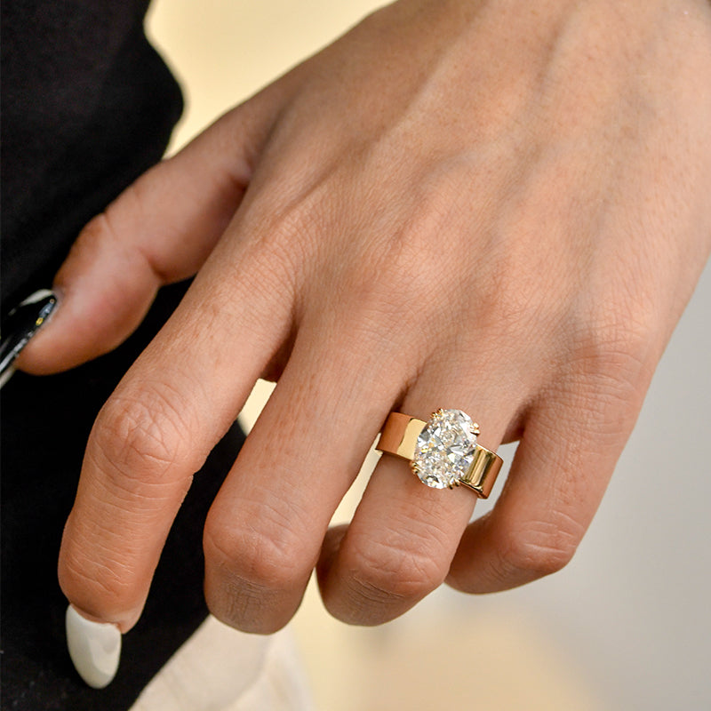 Lara – Eenvoudige ring met ronde steen in goudafwerking.