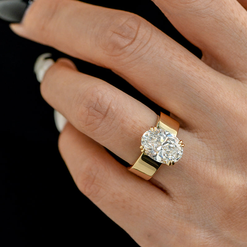 Lara – Eenvoudige ring met ronde steen in goudafwerking.